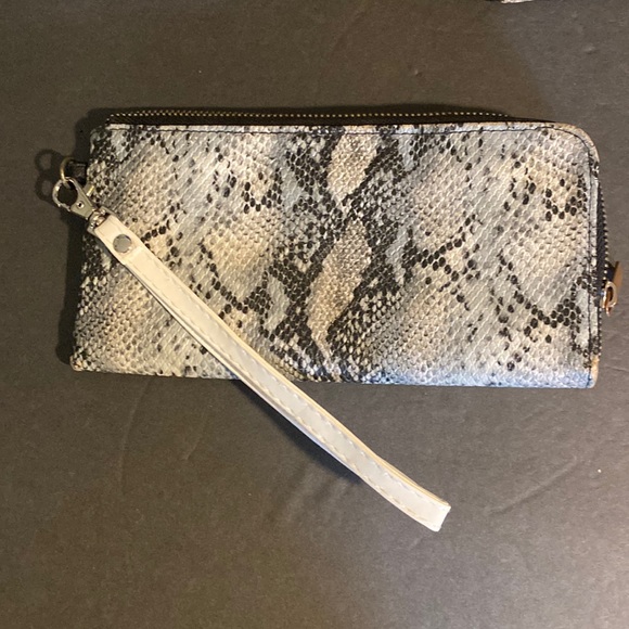 Guc. Wild fable, faux, leather reptile, print wristlet with black accents. - Picture 1 of 8
